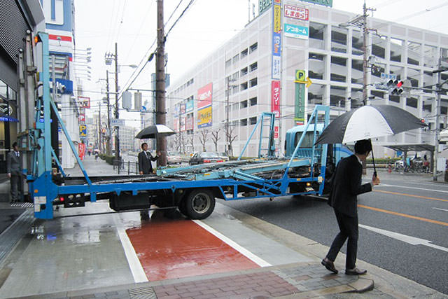 積載車両が店舗へ出入りする場合は必ずスタッフが誘導